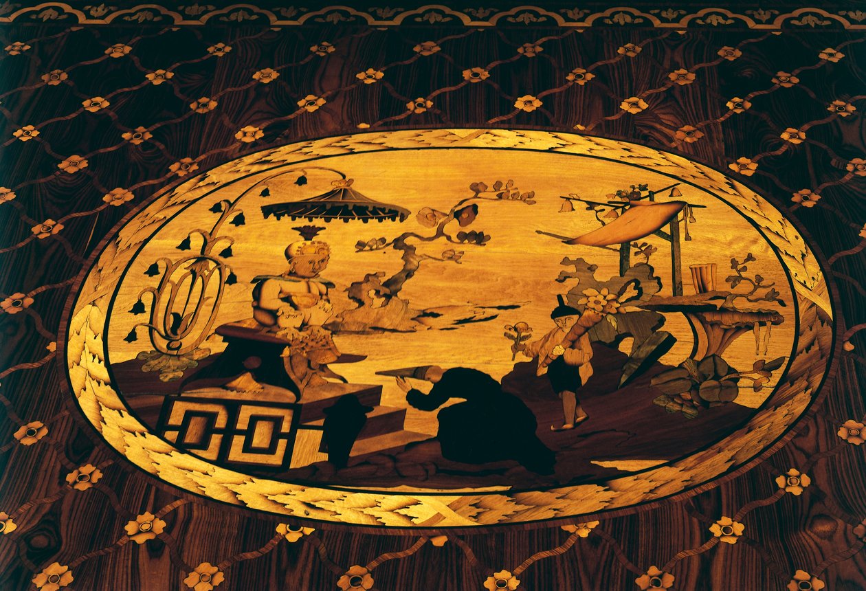 Čínská inspirovaná scéna, detail z psacího stolu od Giuseppe Maggioliniho (1738-1814) s intarziemi podle návrhu Giuseppe Levatiho (1739-1828), darovaný arcivévodou Ferdinandem rakouské císařovně Marii Terezii, Itálie od Giuseppe Maggiolini