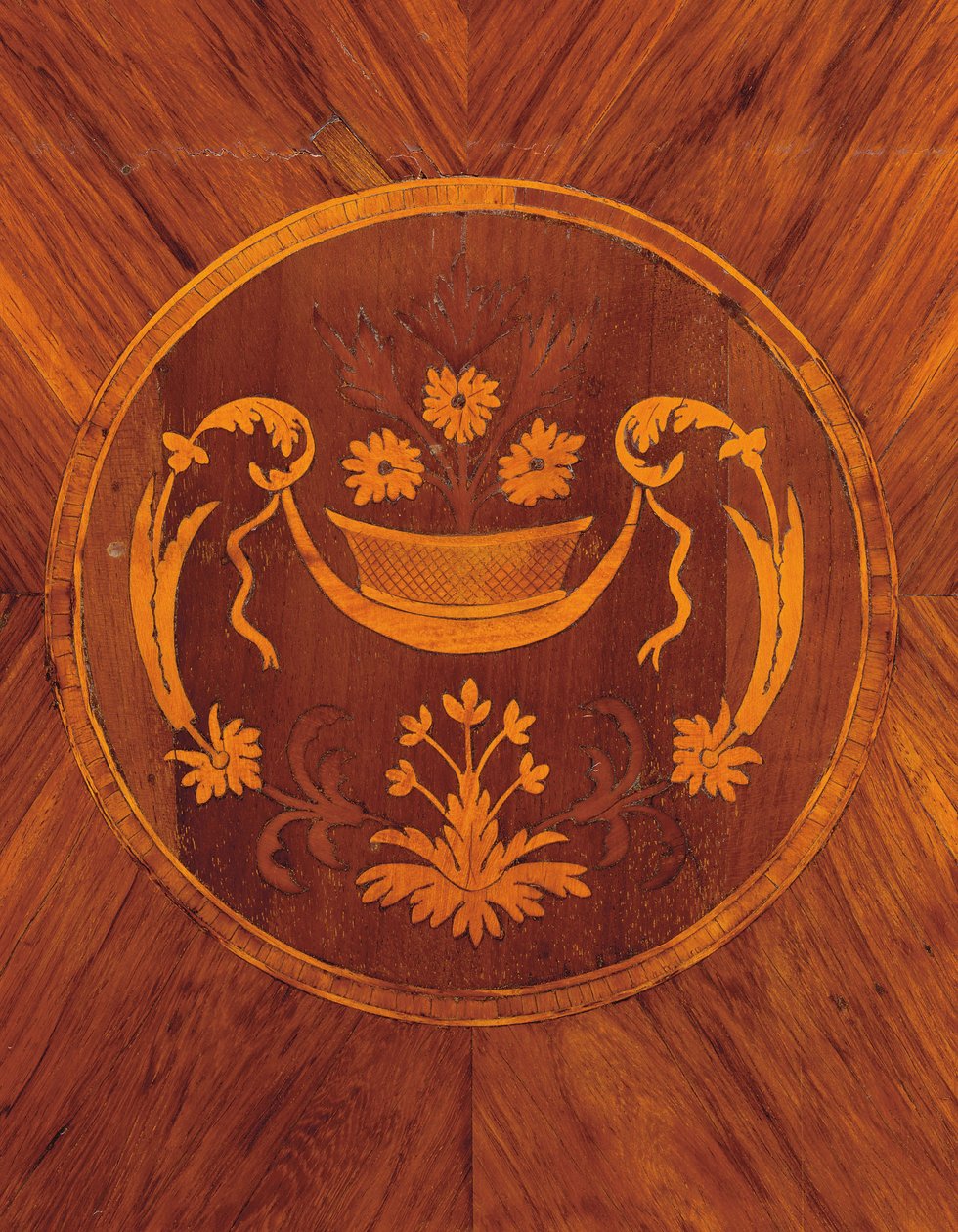 Detail ze strany severoitalské komody tulipánu, palisandru, ovocného dřeva a intarzie, cca 1800 od Giuseppe Maggiolini