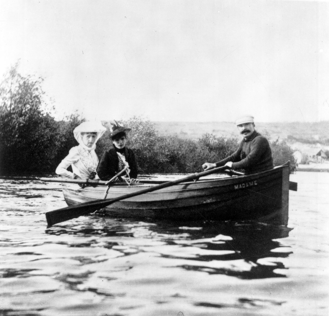 Guy de Maupassant na lodi s Genevieve Straus a Colette Dumas Lippman, kolem roku 1889 od Giuseppe Primoli