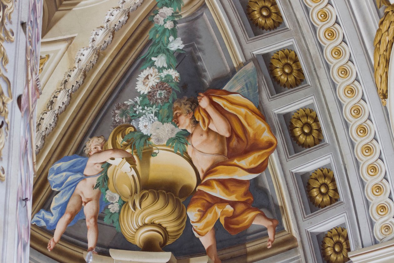 Okřídlené eféby, centrální sál s freskami od Domenica a Giuseppe Valerianiho, lovecká rezidence, od Filippa Juvarry (1678-1736), Stupinigi, Piemont, Itálie od Giuseppe and Valeriani Domenico Valeriani