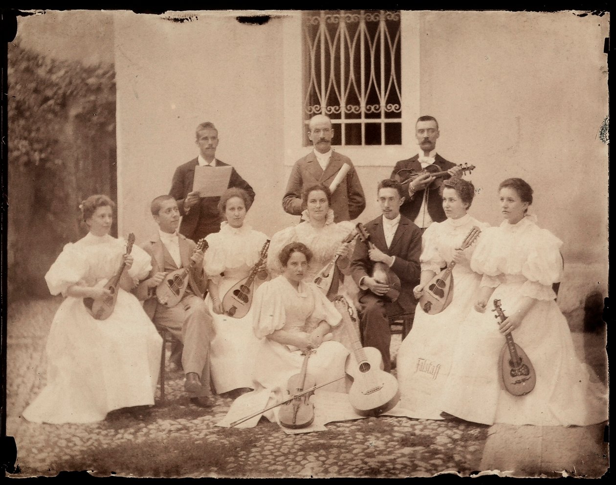 Skupinový portrét sedících hudebníků, kolem roku 1900 od Giuseppe Wulz