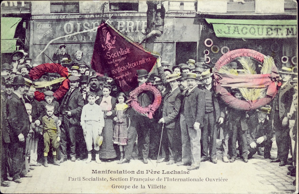 Demonstrace v Pere-Lachaise na památku Pařížské komuny, Socialistická strana, Francouzská sekce Mezinárodního sdružení dělníků, skupina La Villette, 1. května 1908 (barevné od Gondry