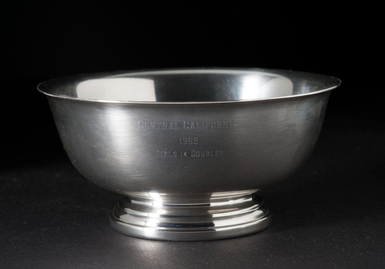 Stříbrná tenisová trofej předána Sally Ride v roce 1965. od Gorham Manufacturing Company