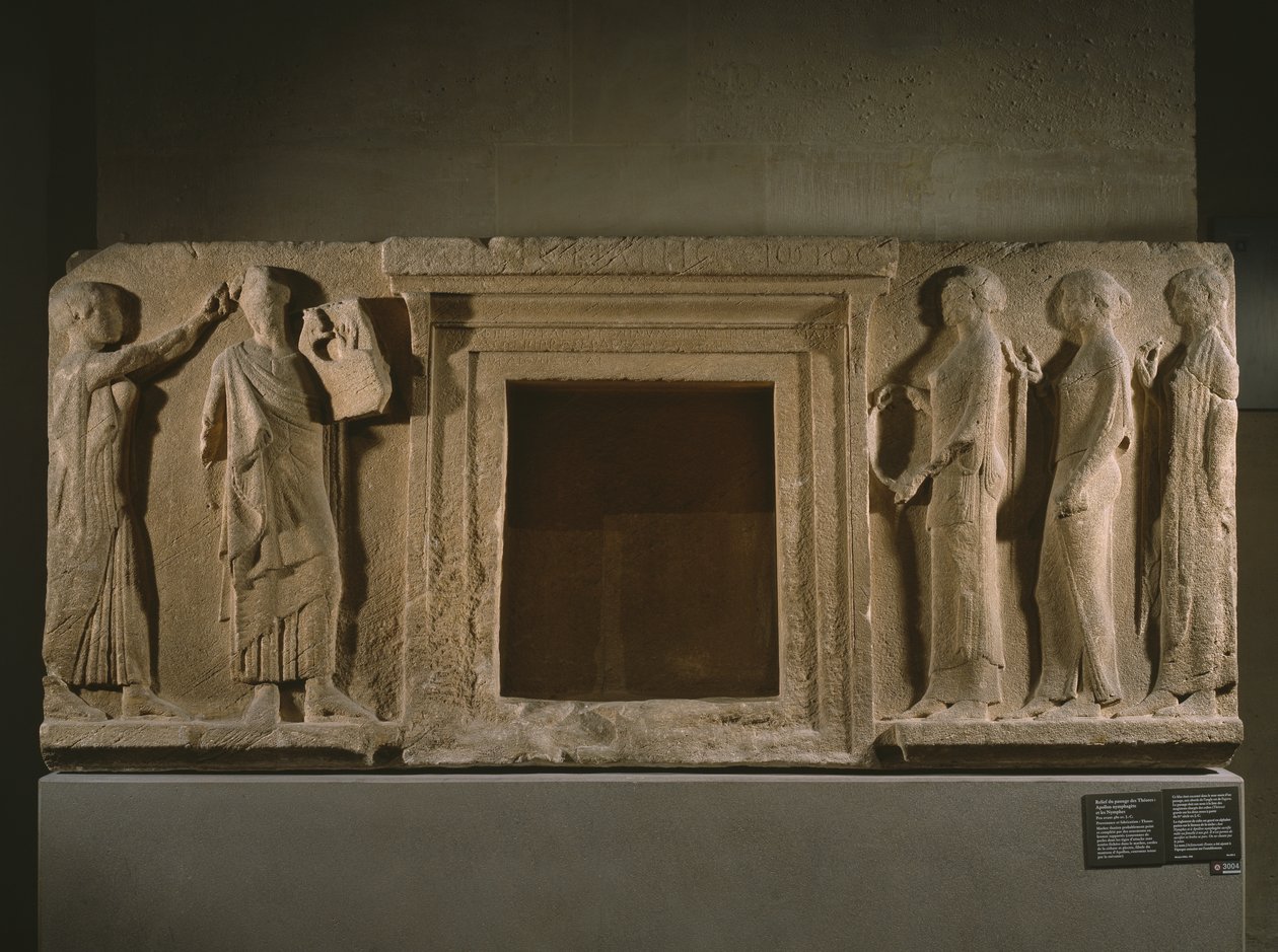 Apollo a nymfy, reliéf z pasáže Theores, z Thasosu, před rokem 480 př.nl (mramor) od Greek