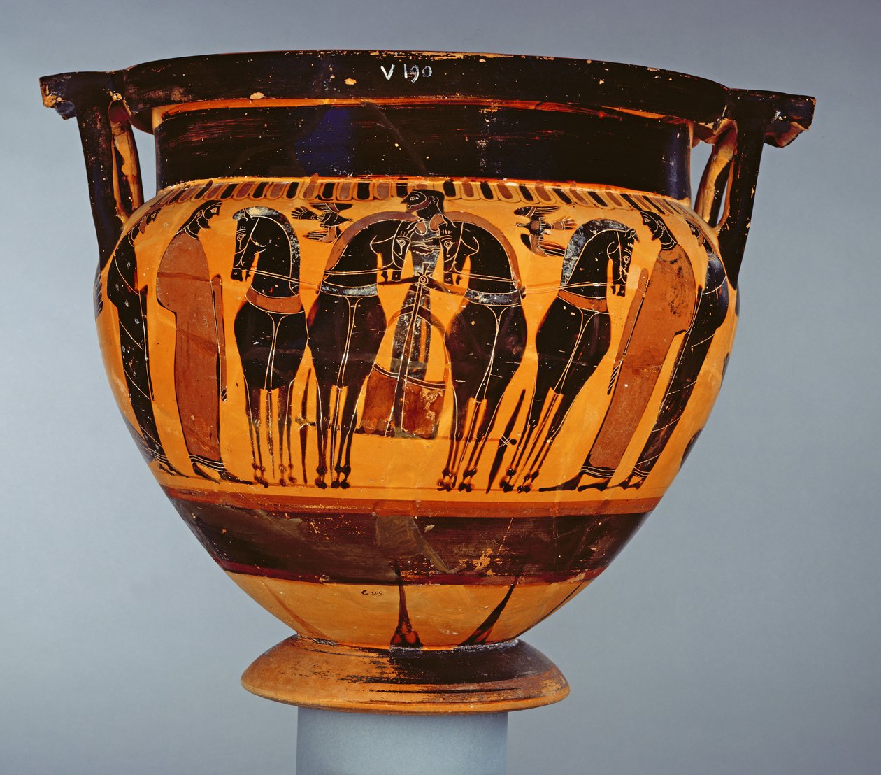 Podkrovní černofigurový sloupový kráter zdobený čtyřkoňovým vozatajem od malíře Louvre F6 z Gely, cca 575-550 př. n. l. (keramika) od Greek