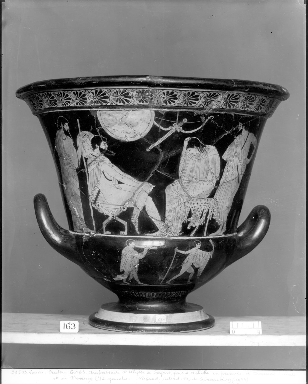 Podkrovní červený kalich-krater zobrazující Odyssea poznávajícího Achilla přestrojeného za ženu Pyrrhu, cca 500 př. n. l. (keramika) od Greek