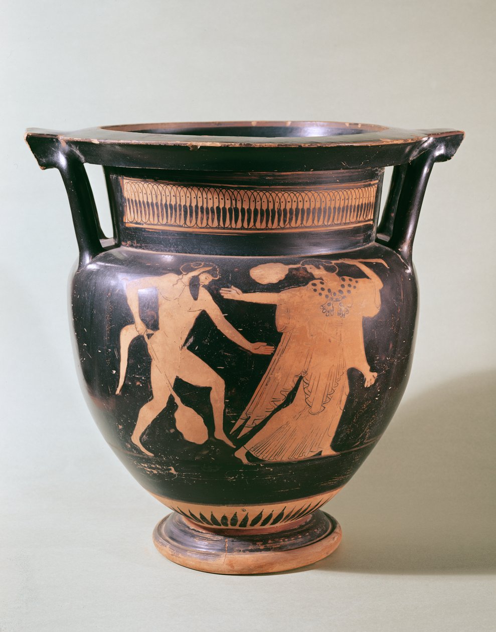 Podkrovní červenofigurový sloupový kráter na černém pozadí, zdobený postavami Bacchante a Satyr (keramika) od Greek