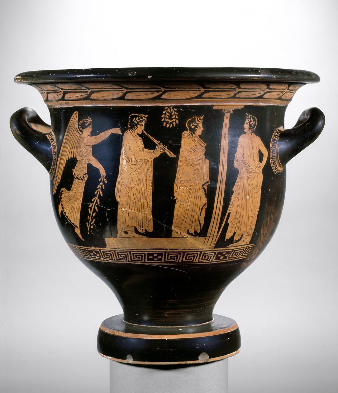 Podkrovní červenofigurový krater zobrazující Nike a tři postavy s vavřínovými korunami (keramika) od Greek