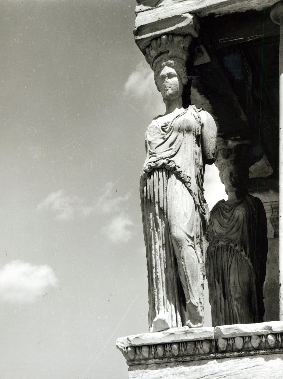 Detail karyatidy z Erechtheionu, 421-406 př. n. l. mramorová bw fotografie od Greek