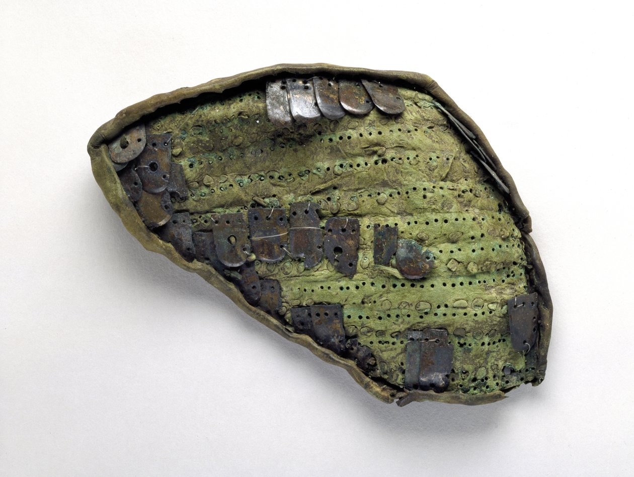 Fragment šupinového brnění z válečnického hrobu v Nymphaeum (kůže) od Greek