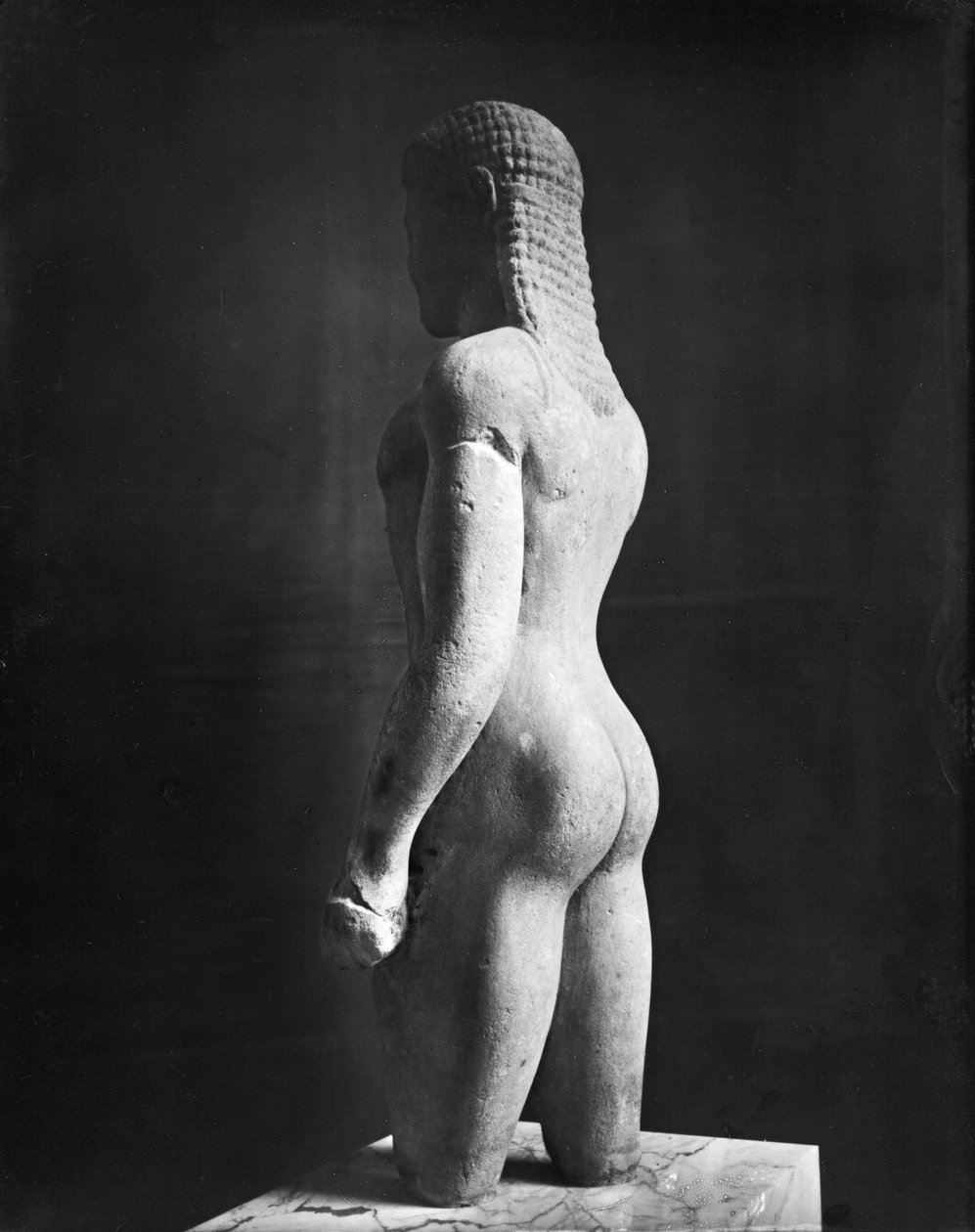Kouros z Parosu, poblíž Asklépiovy svatyně, asi 540 př. n. l. (mramor) (viz také 154092) od Greek