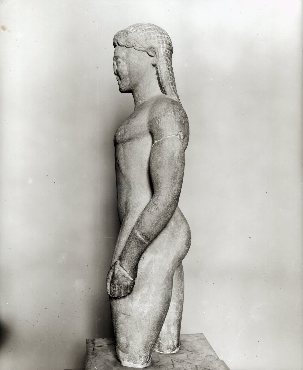 Kouros, z Parosu, poblíž svatyně Asklepios, cca 540 př. n. l. (mramor) (viz také 154092, 164837-164838) od Greek