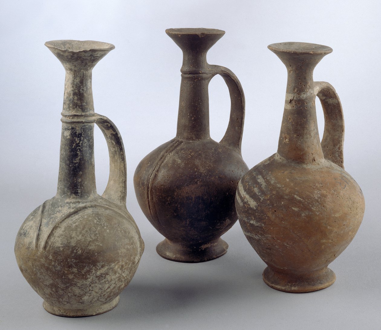 LtoR, Tři džbány z Izraele, Kypru a Egypta, 2. polovina 2. tisíciletí př. n. l. (keramika) od Greek
