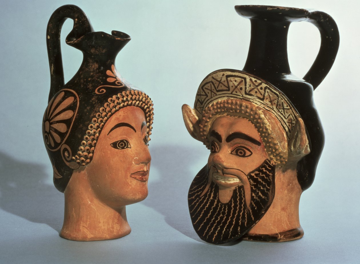 Hlavové vázy Oinochoe, pravděpodobně z Athén, LtoR Maenad, váza se jménem třídy E z Oxfordské třídy a Satyr, třída P třídy Chairete, cca 500-450 př. n. l. (polychromovaná keramika) od Greek