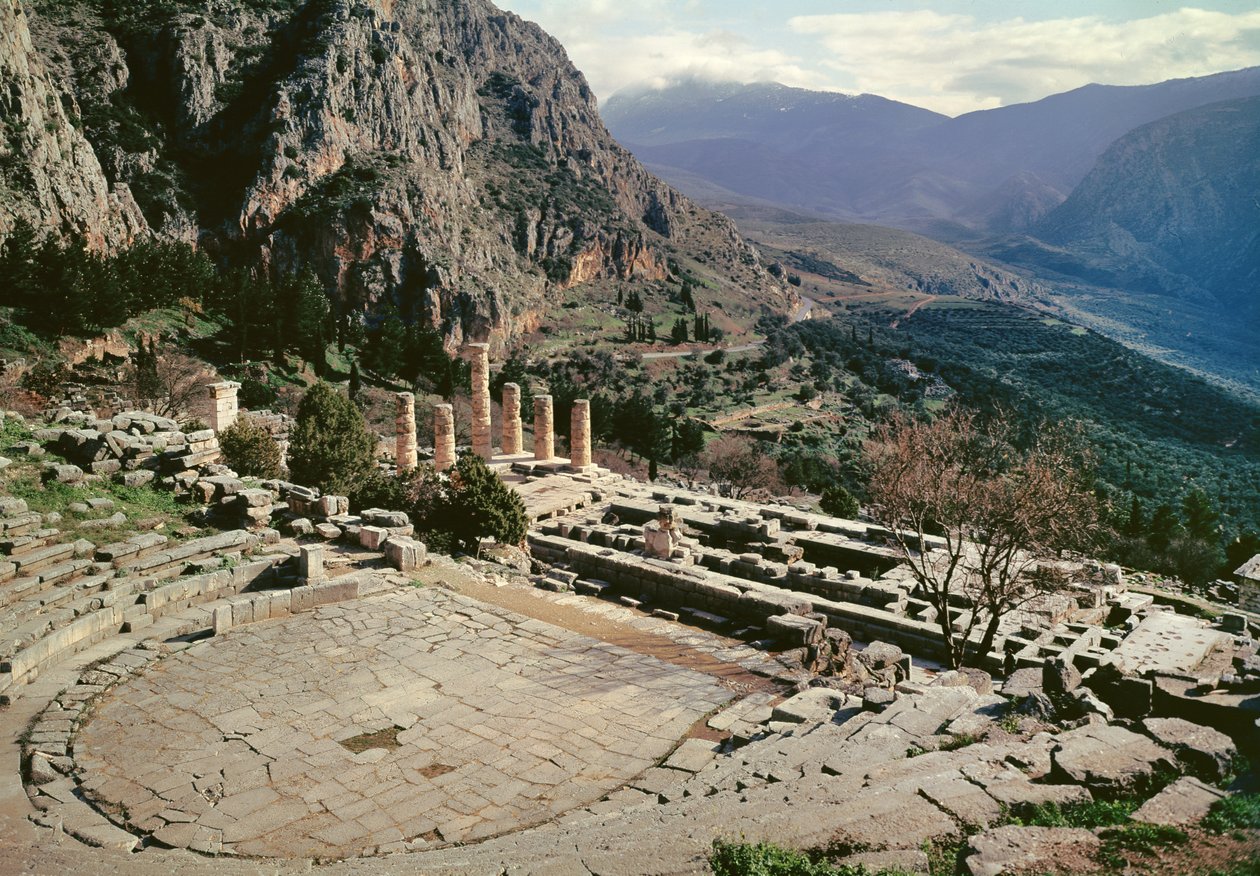 Panoramatický pohled na archeologické naleziště s divadlem v Apollónově chrámu od Greek