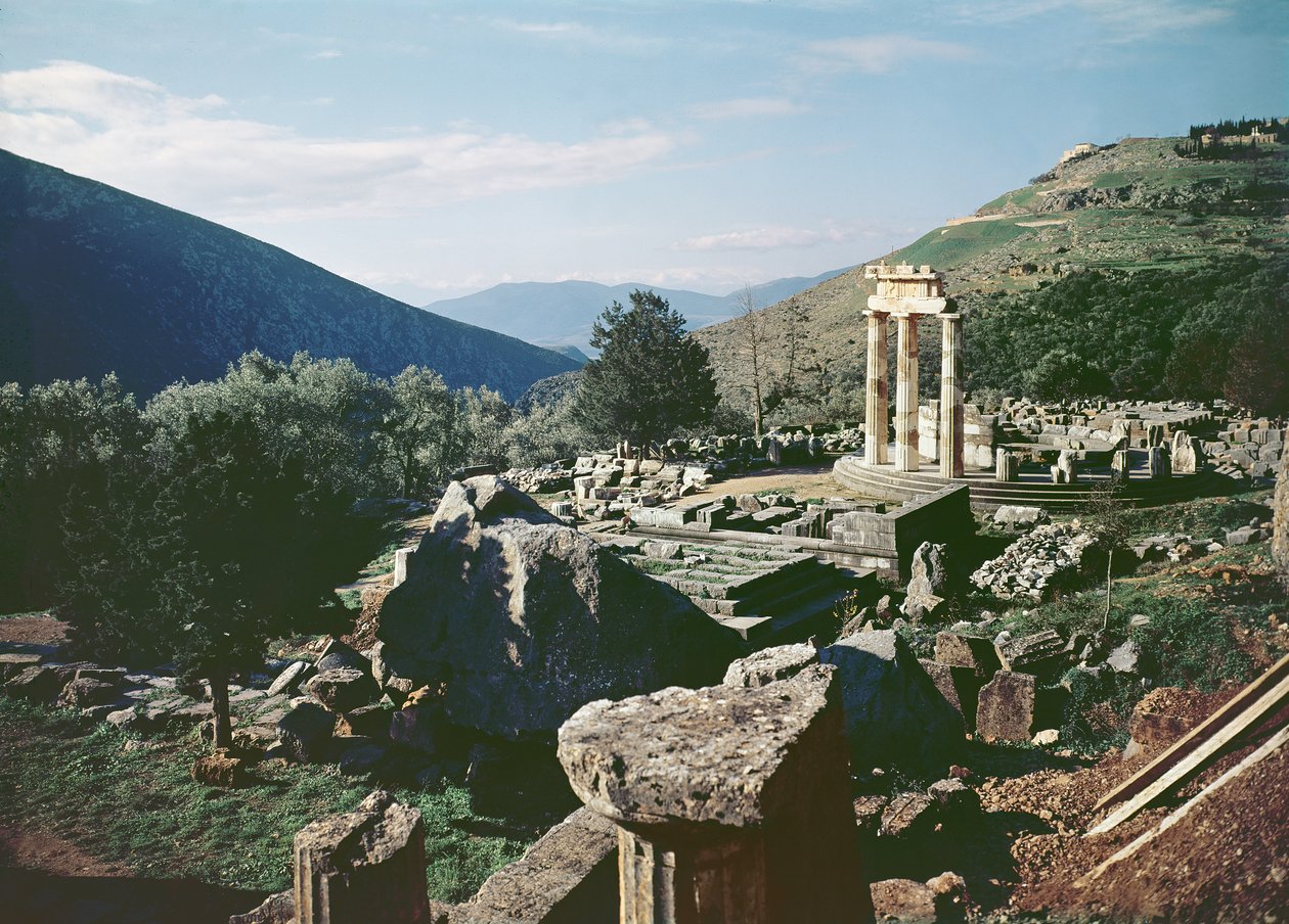Panoramatický pohled na místo s chrámem tholos ve svatyni Athény Pronaie od Greek