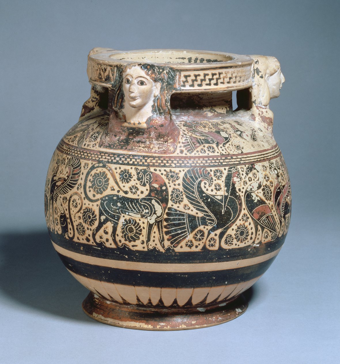 Pyxis používaný jako popelník a zdobený řadami gryfů, labutí a sirén Středokorintské období, cca 600-575 př.nl (keramika) od Greek