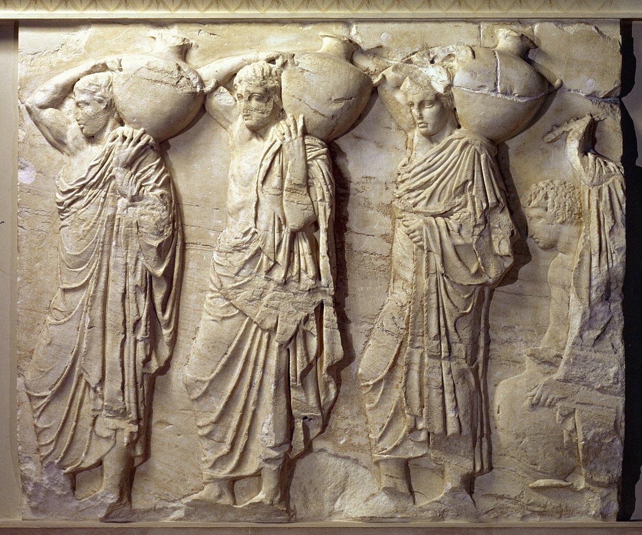 Reliéf zobrazující nosiče hydrie ze severního vlysu Parthenonu, kolem 447–432 př. n. l. (mramor) od Greek