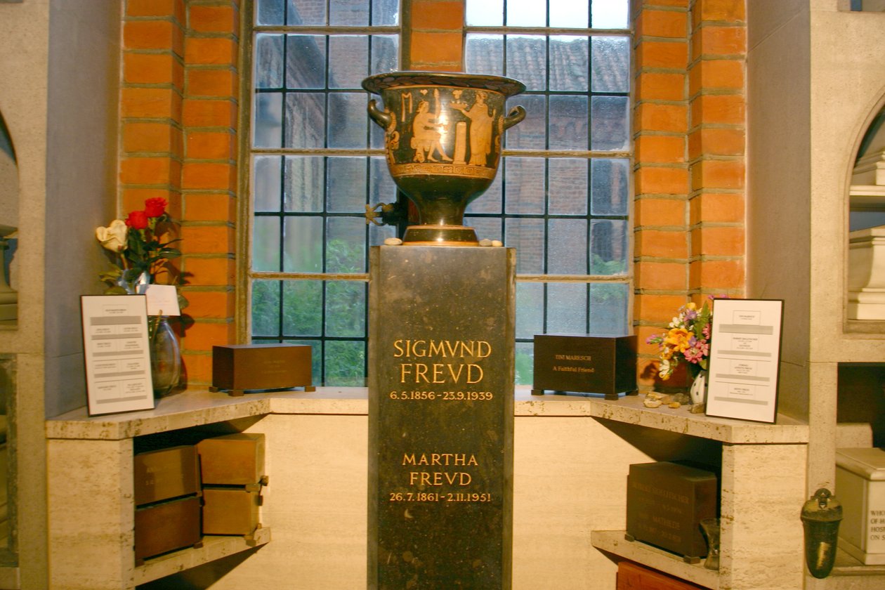 Urna obsahující popel Sigmunda (1856-1939) a Marthy Freudové (1861-1951) v Columbarium od Greek