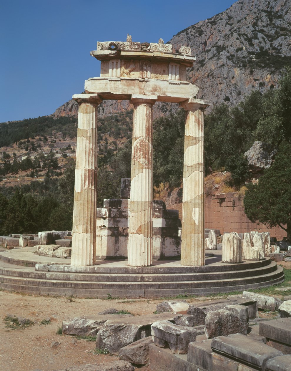 Pohled na chrám tholos ve svatyni Athény Pronaia od Greek