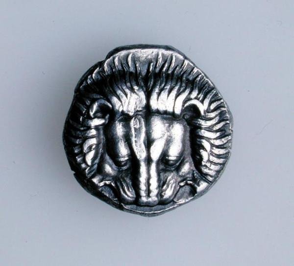 Tetradrachm of Samos, Ionia, zobrazující skalp lva, cca 390 př.nl (avers) (stříbrná) (reverzní viz 168077) od Greek School