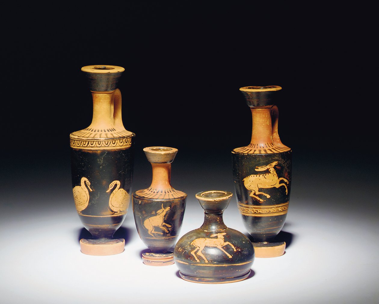 Podkrovní lekythos s červenou postavou, konec 5. století před naším letopočtem, a miniaturní squat lekythos, 5. století před naším letopočtem od Greek