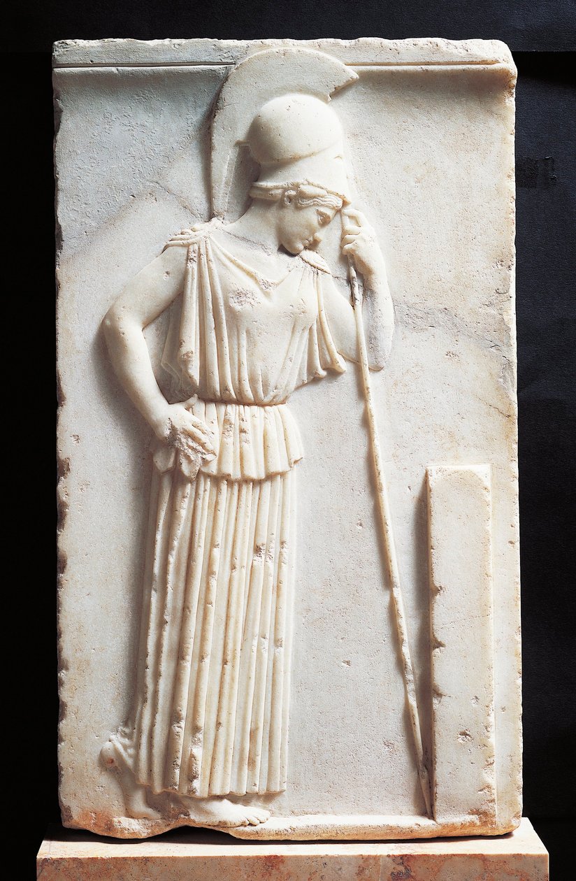 Basreliéf zobrazující truchlící Athénu stojící před stélou od Greek