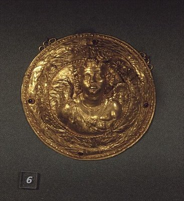 Busta Erose, medailon zdobený granáty (zlato) od Greek