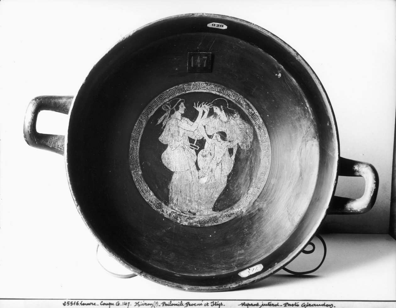 Detail podkrovního červenofigurového kylixu zobrazující keramiku Philomela, Procne a Itys čb foto od Greek