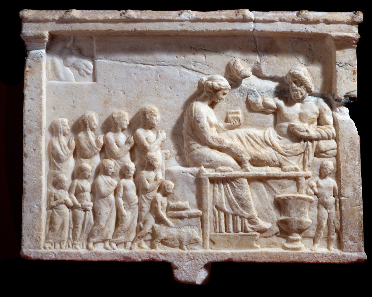 Řecké umění: „“reliéf představující scénu banketu“, 300 př. n. l. Rozměr 48x65x6 cm Mantua (mantua) Palazzo Ducale, Coll statuaria, inv n 6684 Itálie - řecká civilizace: Mramorový reliéf představující banket (48x65x6 cm), 3. století př. n. l. - Mantova , P od Greek