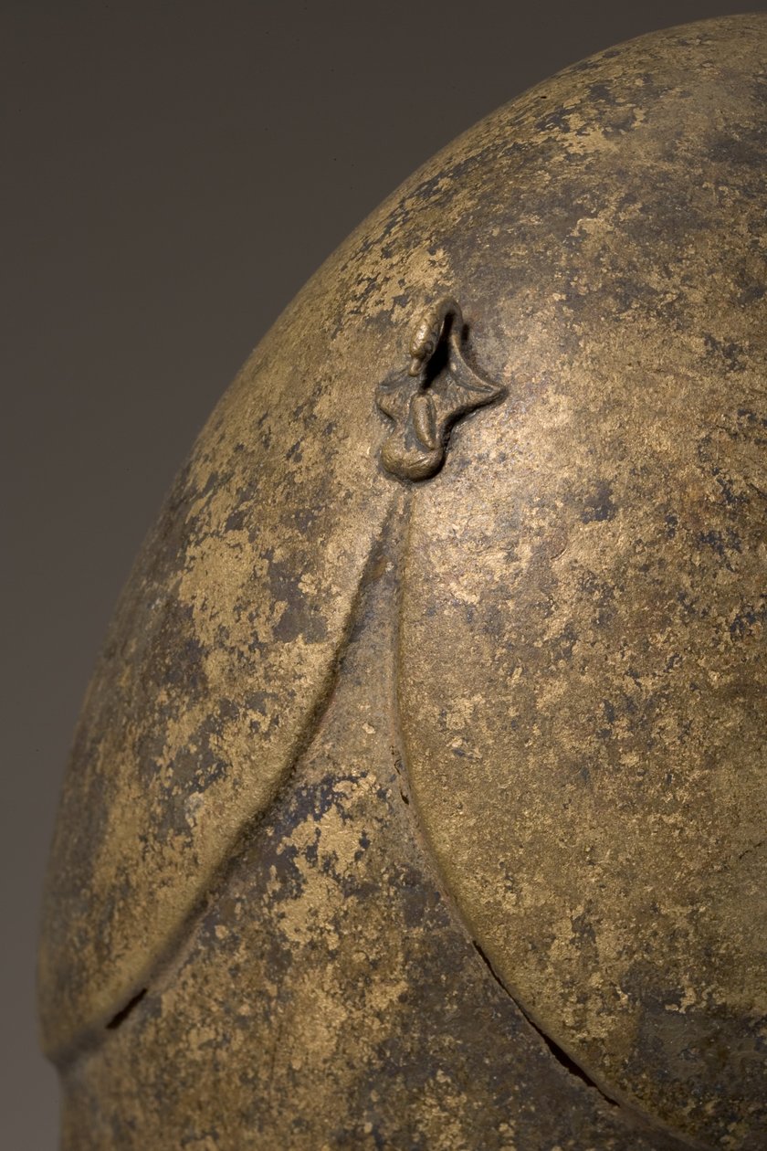 Přilba s falickou nášivkou, chalcidiánská, 5.–4. století před naším letopočtem, bronzový detail z 249035 od Greek