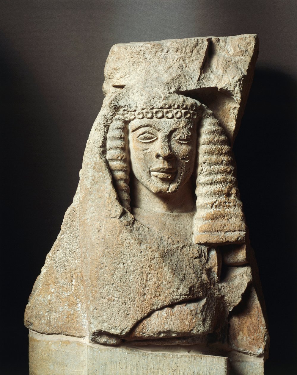 Fragment metopy s ženskou postavou, z Mykén, Řecko, 7. století před naším letopočtem (vápenec) od Greek