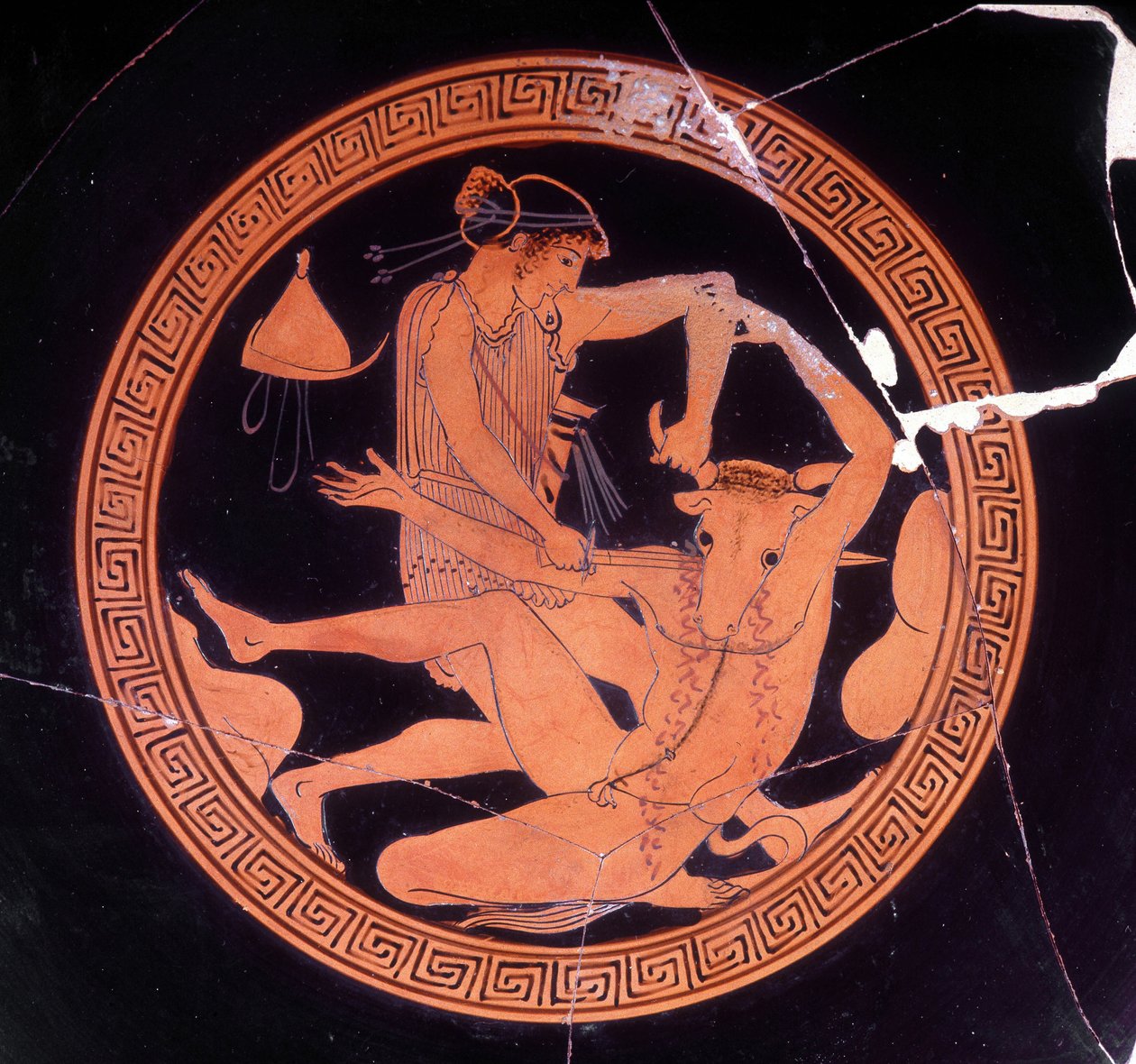 Minotaur zabit Thesee - řecká váza uchovávaná v Museo Archeologico de Firenze. Interiér pentického poháru s červenými postavami, malíř z Dokimasie. 480 před naším letopočtem. (Minotauro) od Greek