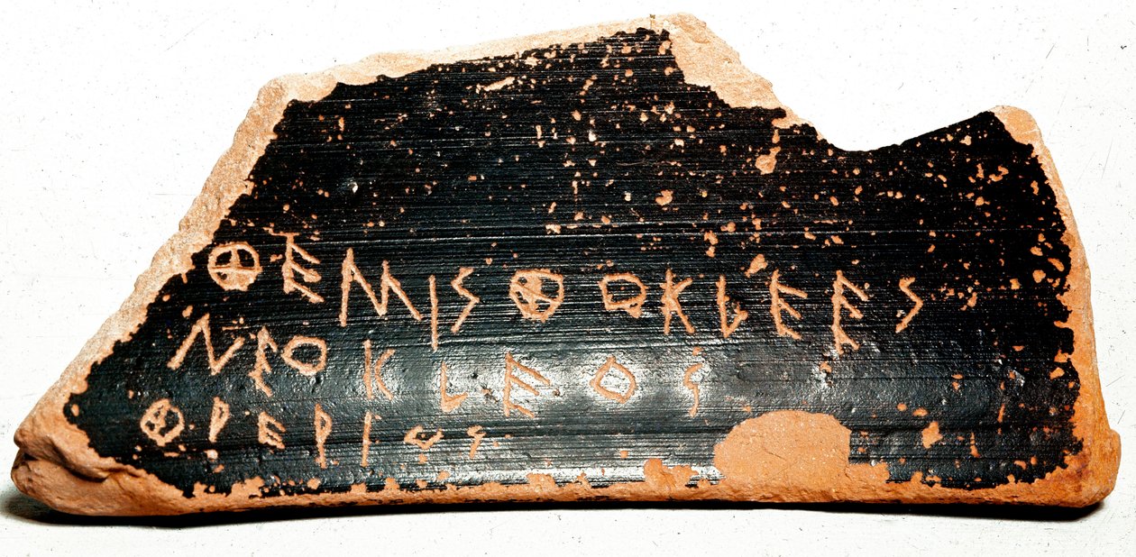 Ostrakon (nebo ostracon) (množné číslo: ostraca nebo ostraka), střepy keramiky sloužící jako hlasovací lístky během procedur ostrakizace ve starověkém Řecku. 480 př. n. l. Athény. Muzeum Agora. od Greek