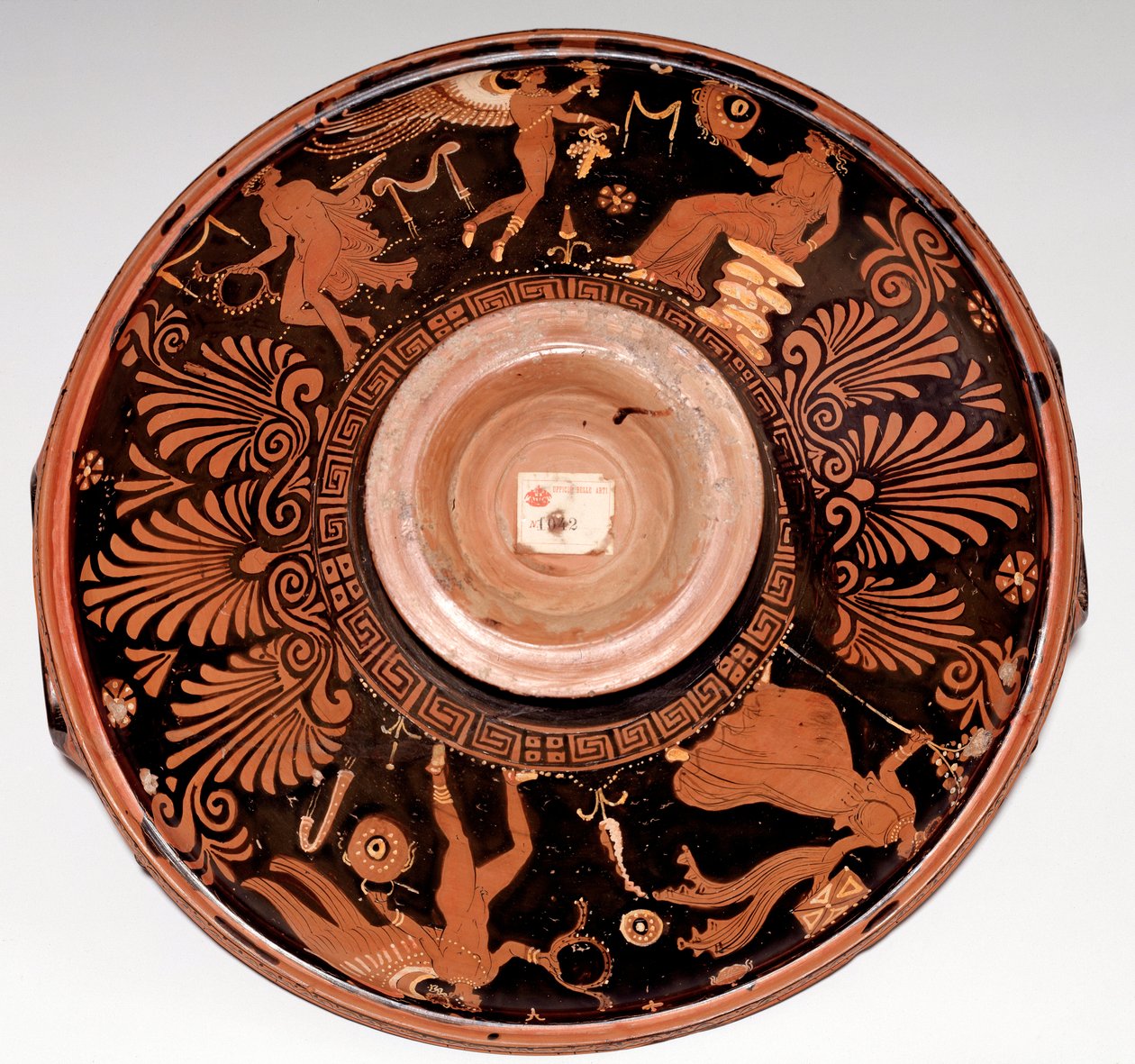 Patera s maenad a Eros (terakota, 325-300 př.nl) od Greek