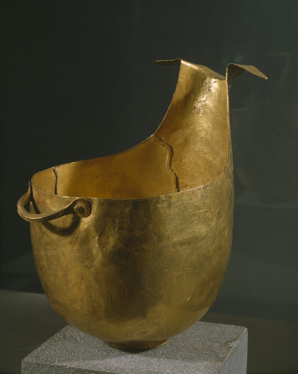 "Člun na omáčku" nebo pohár na úlitbu, z Heraie v Arkádii, rané helladské období III (cca 2200 př. n. l.) (zlato) od Greek