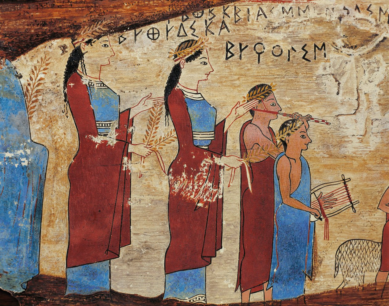 Votivní panel z jeskyně Pitsa u Sikyonu, detail, průvod s nosiči obětin, hráči na lyru a flétnu, řecký nápis od Greek