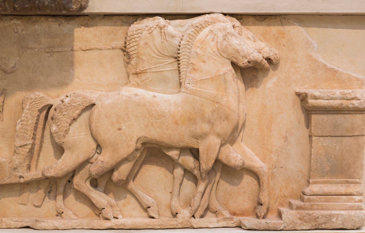 Čtyři koně (quadriga) táhnoucí vůz z jižního vlysu Pokladnice Siphnianů, postaveného kolem roku 530-480 př.nl (mramor) od Greek