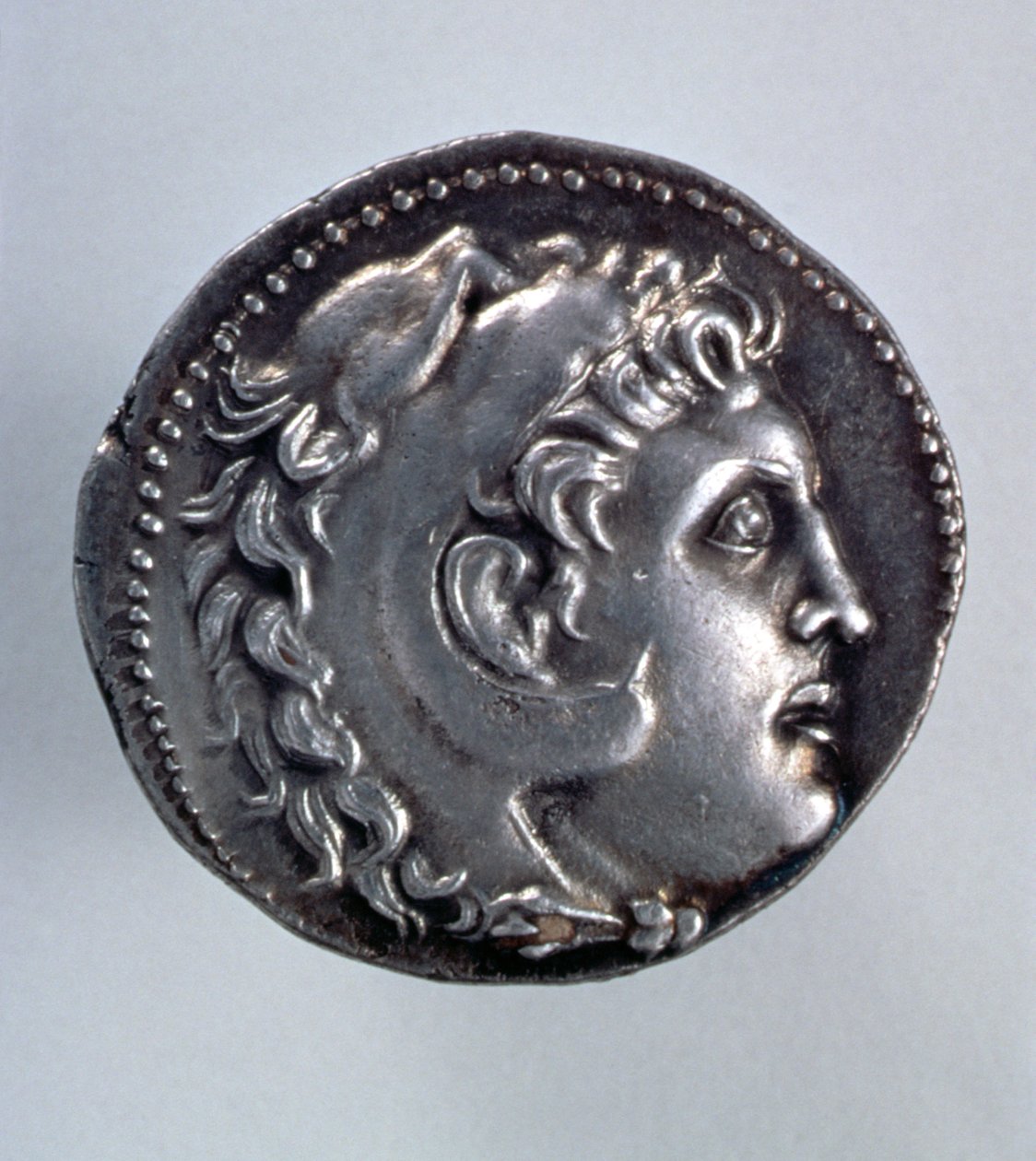 Tetradrachma Alexandra Velikého zobrazující hlavu Herakla na hlavě pokrývku z lví kůže od Greek School