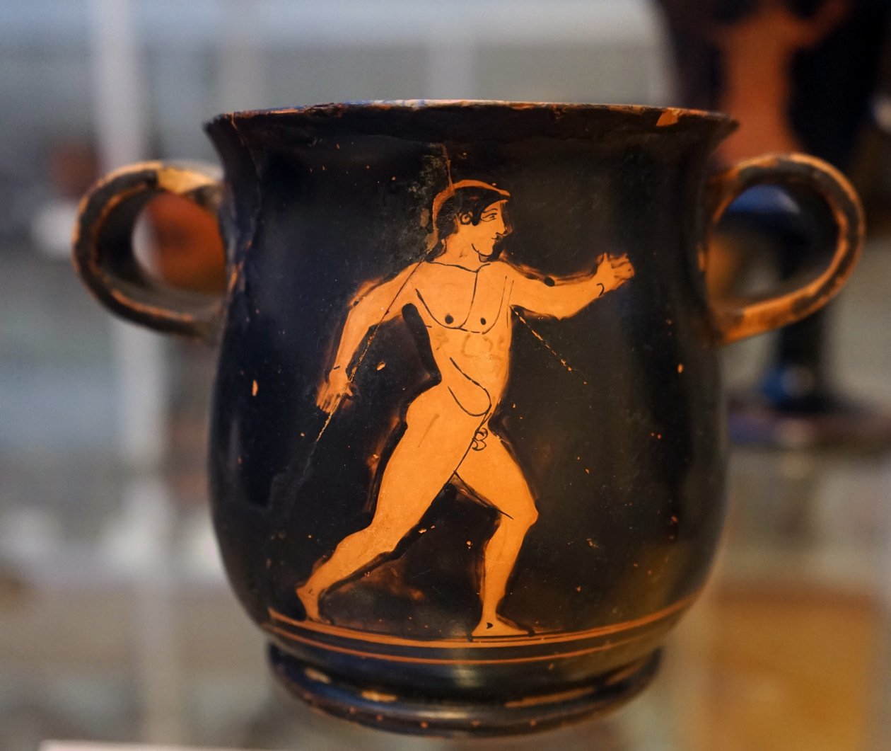 Starořecký červený hrnek na černém podkladu s vyobrazením atleta od Greek School