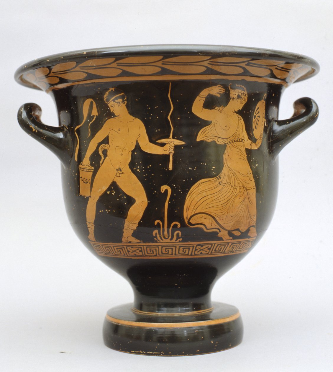 Protoapulský krater ve tvaru zvonu se satyrem a maenadou z italské Matery (keramika) od Greek School