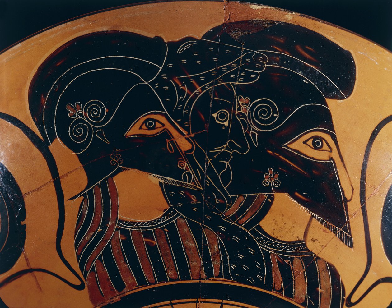 Detail řecké černofigurové vázy zobrazující tři válečníky s přilbami od Greek School
