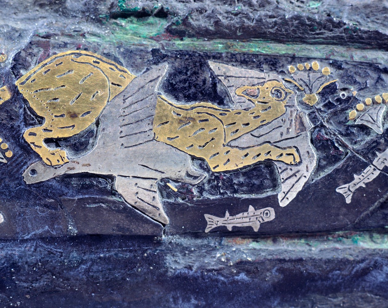 Rytá dýka ve zlatě, stříbře, bronzu a niello, z hrobky IV kruhu Mykény, Řecko, Detail: kočky honí ptáky, zlatnické umění, mykénská civilizace od Greek School