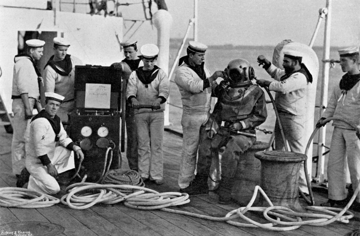 Potápěč a jeho přístroj na palubě HMS Blake, 1896 od Gregory and Co