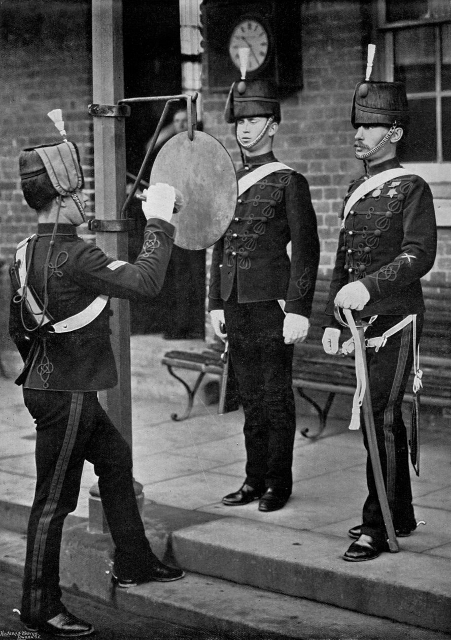 Úder na gong u hlavní brány kavaleristických kasáren Aldershot, Hampshire, 1896 od Gregory and Co