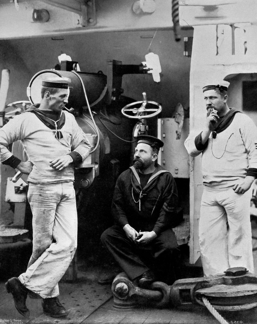 Tři poddůstojníci na palubě křižníku HMS Theseus, 1896 od Gregory and Co