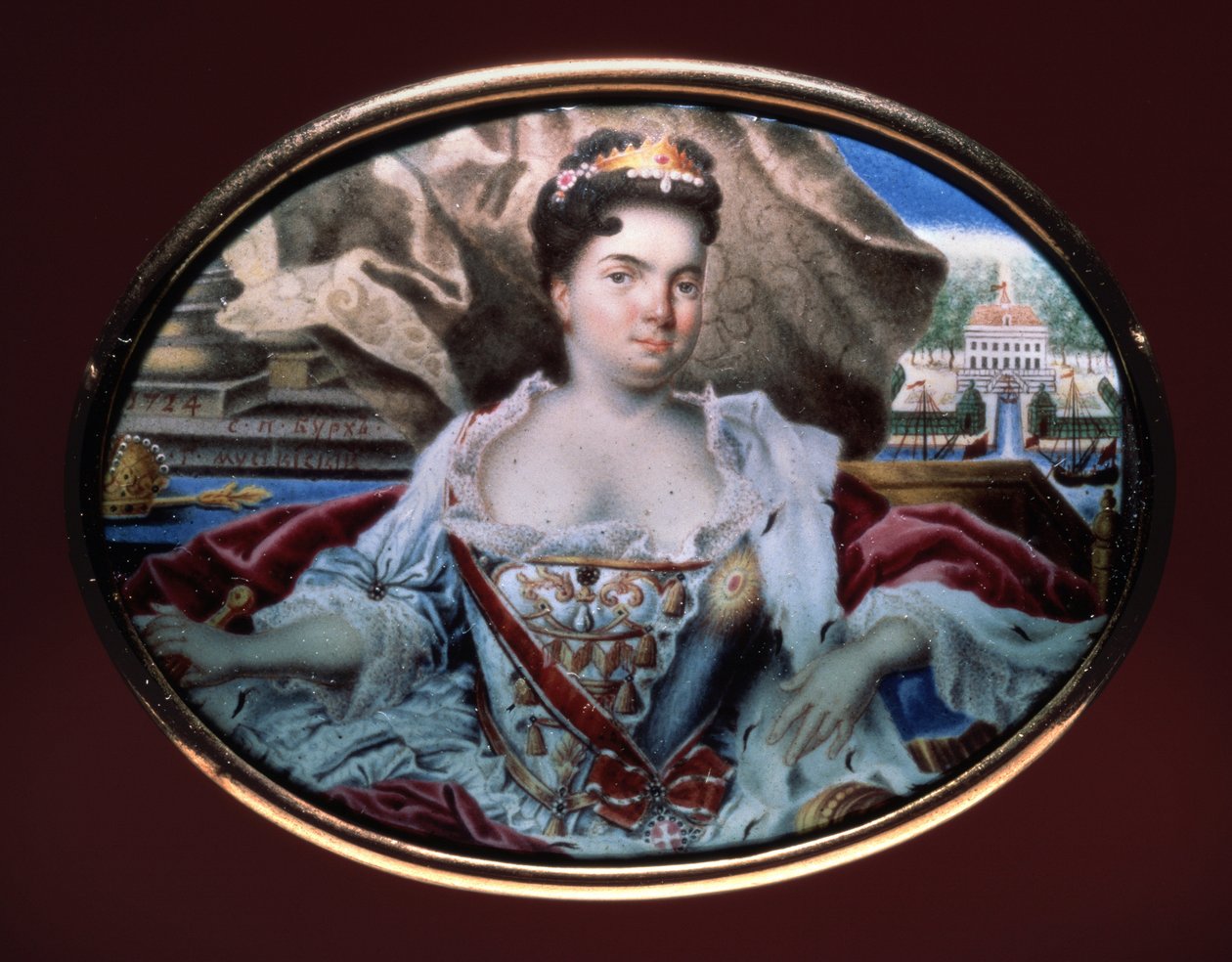 Portrét císařovny Kateřiny I. (1684-1727) s výhledem na palác Catherinenhof. (Portrét Kateřiny I. s pohledem na Catherinenhof). Dílo Grigorije Semjonoviče Musiklyského (1670-po 1739), email na zlatě od Grigori Semyonovich Musiklysky