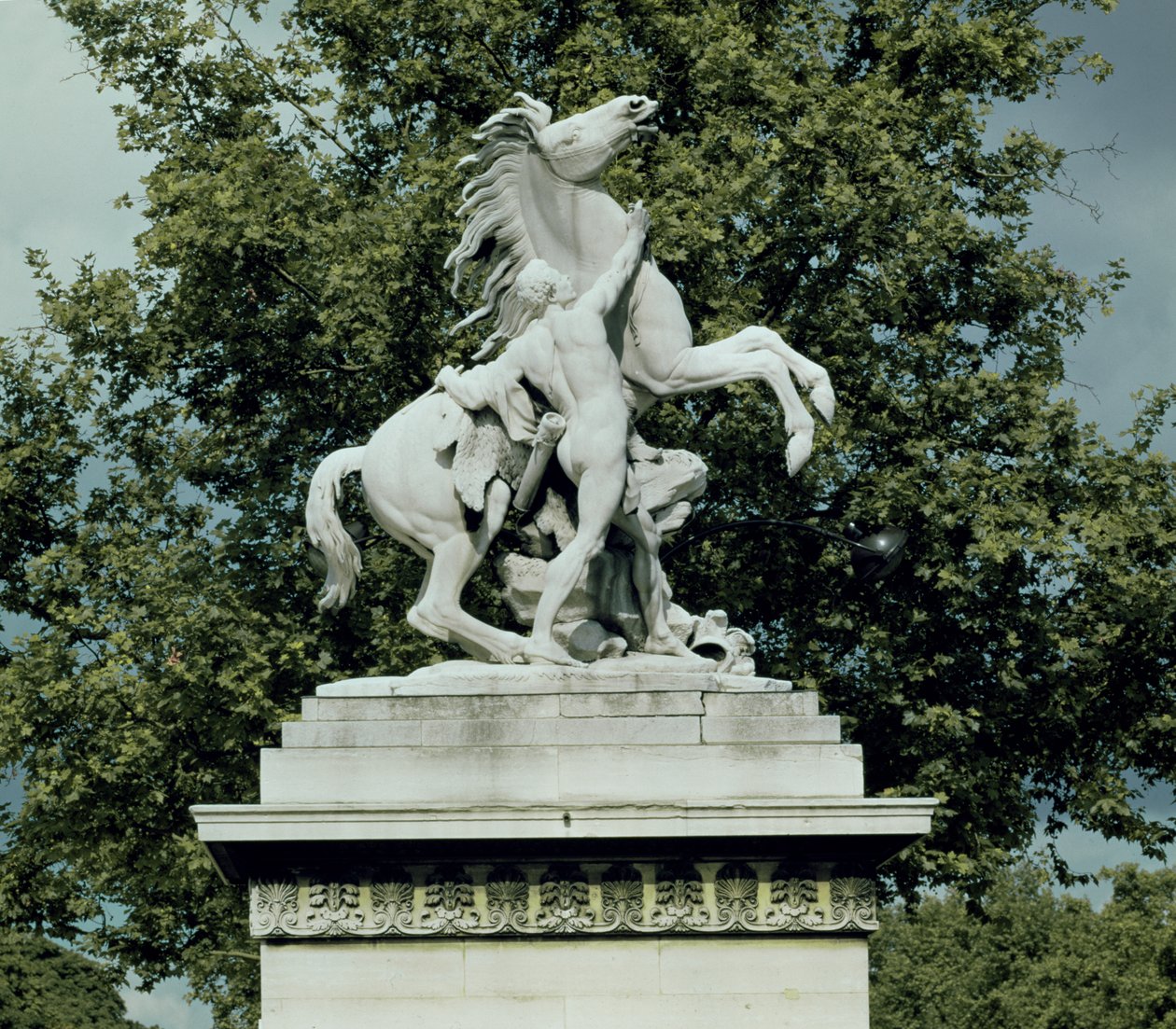 Jeden ze dvou "koní Marly", 1739-45 (mramor) od Guillaume I Coustou