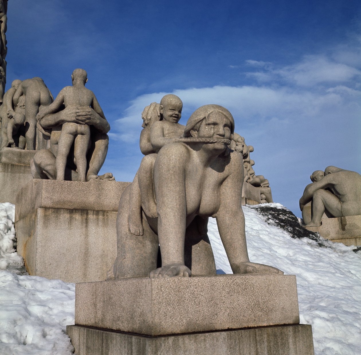 Mateřství aneb žena se dvěma dětmi na zádech (žula) od Gustav Vigeland