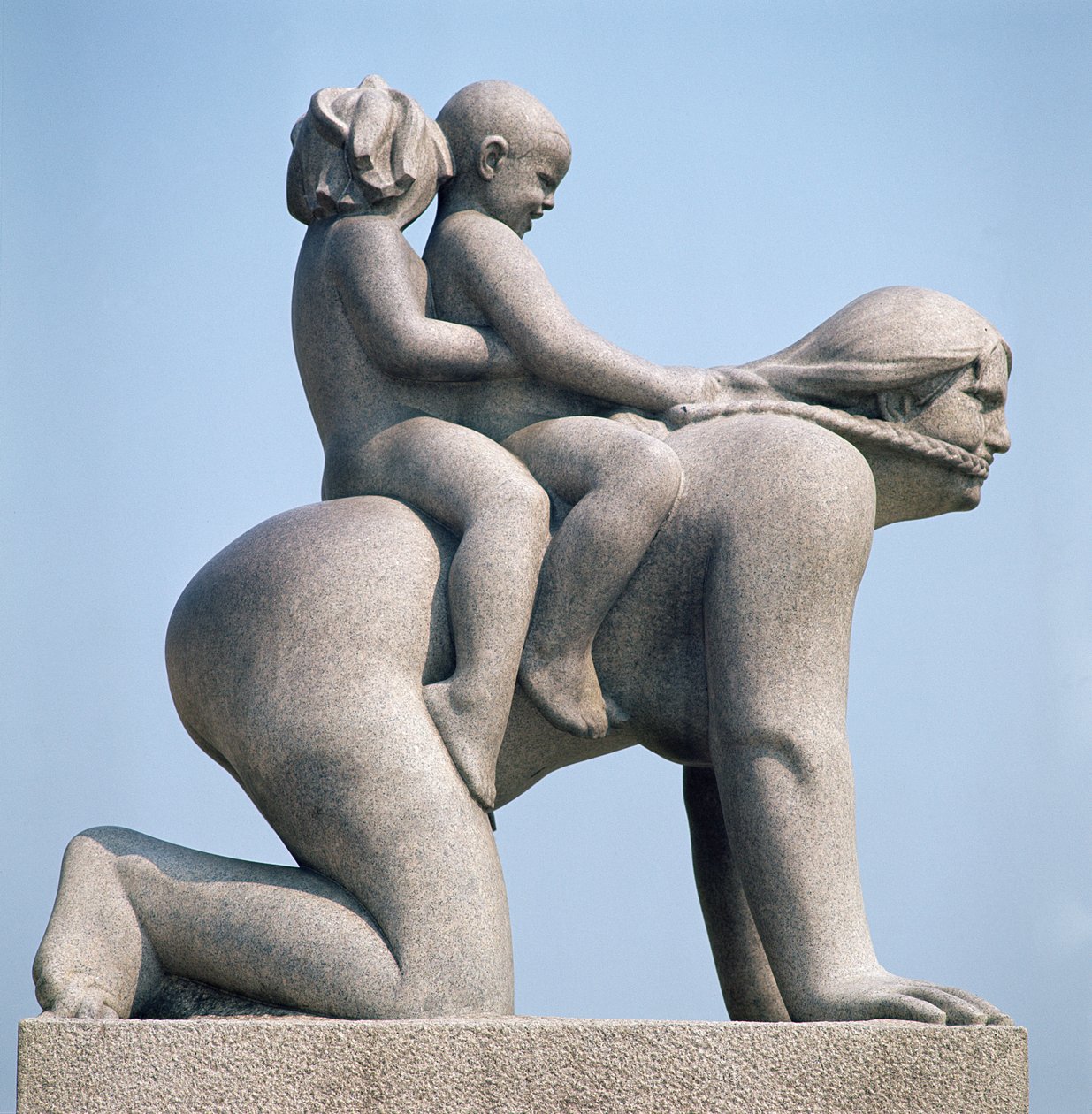 Žena se dvěma dětmi na zádech od Gustav Vigeland